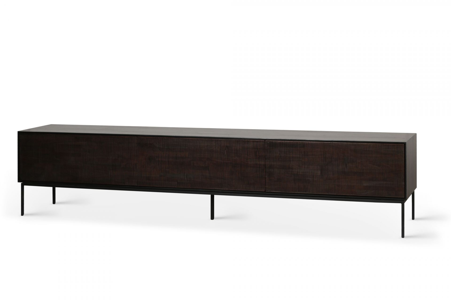 Ethnicraft Teak Grooves TV-Möbel: Modernes Lowboard aus Teakholz mit drei Türen und schwarzen Metallfüßen.