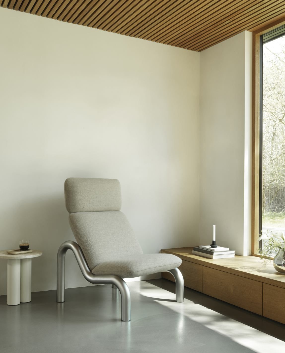 Heller Tube Lounge Chair Sessel von Normann Copenhagen mit Stahlgestell und Stoffbezug im Interieur.
