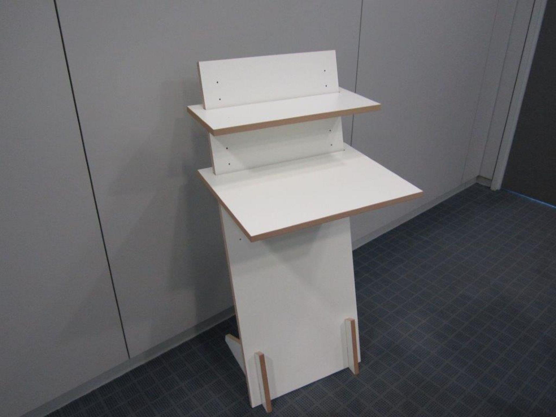 Tojo Stehpult aus weißem Holz mit zwei Ablageflächen für ergonomisches Arbeiten im Büro.