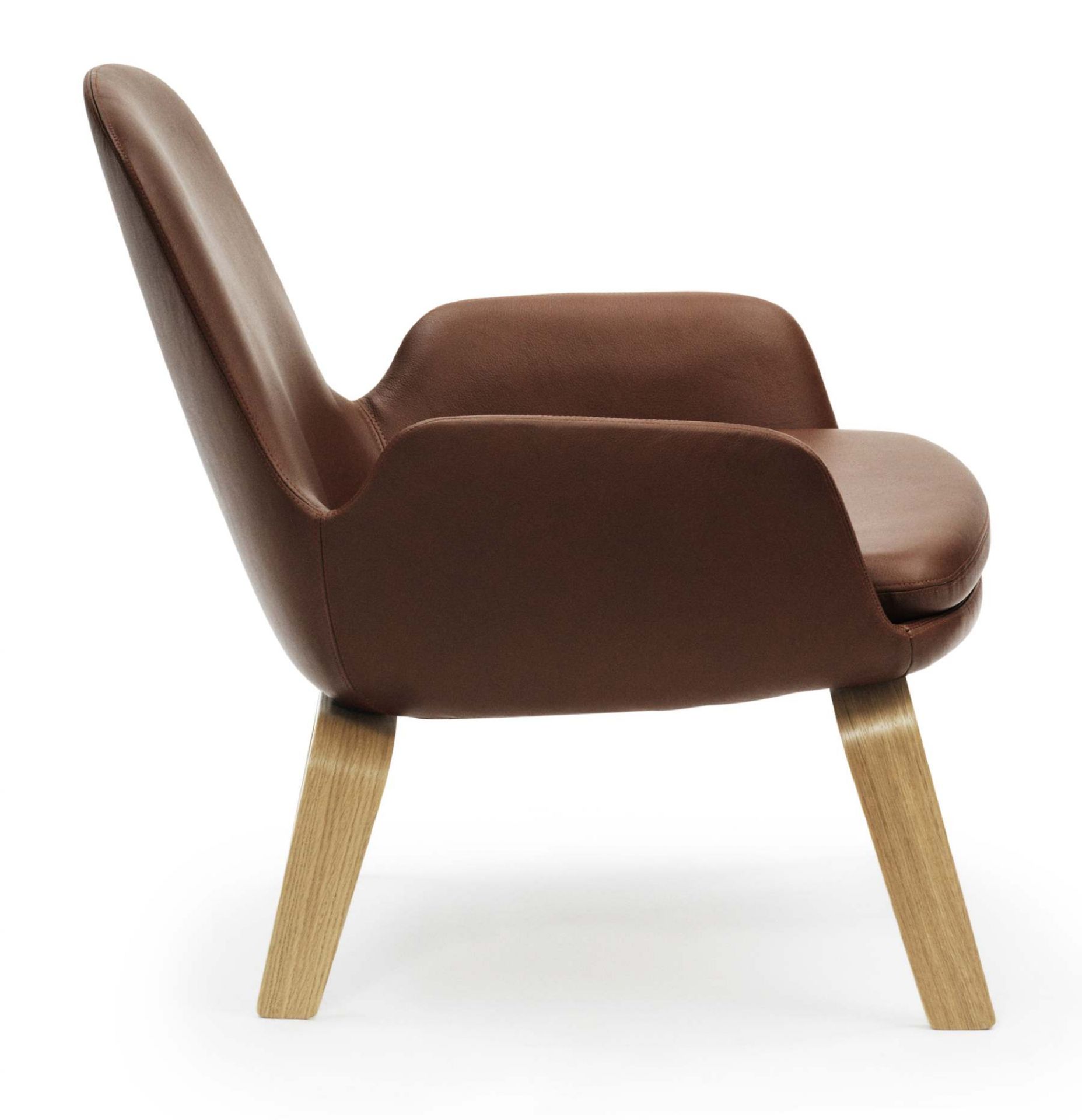Brauner Era Lounge Chair Sessel von Normann Copenhagen mit niedrigem Holzfuß, Seitenansicht.