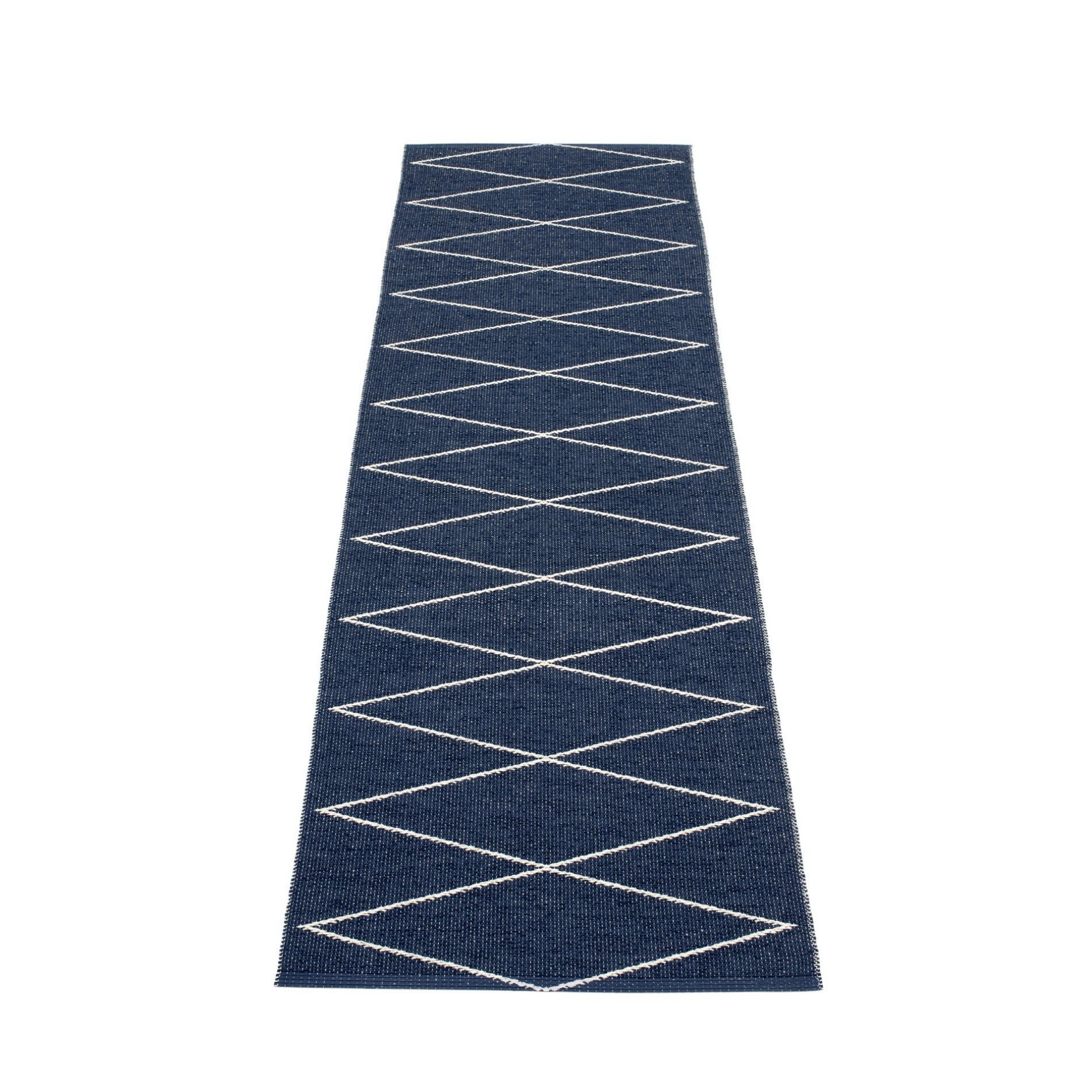 Blauer Pappelina Kunststoffteppich "Max" (70x240 cm) mit weißem Rautenmuster, ideal als Küchenteppich oder Badteppich.