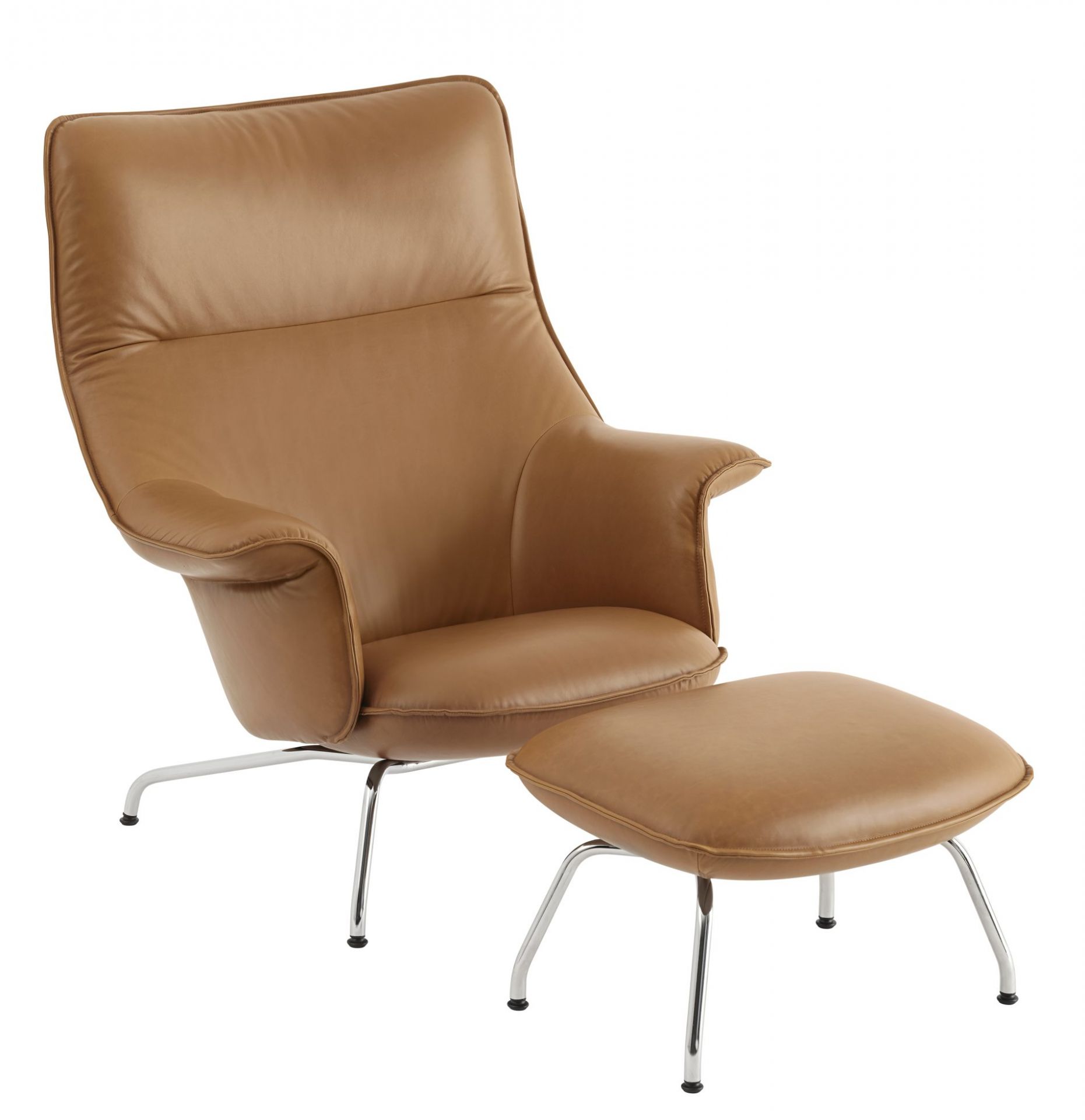 Muuto Doze Lounge Chair High Sessel mit Hocker aus braunem Leder und Chromgestell.