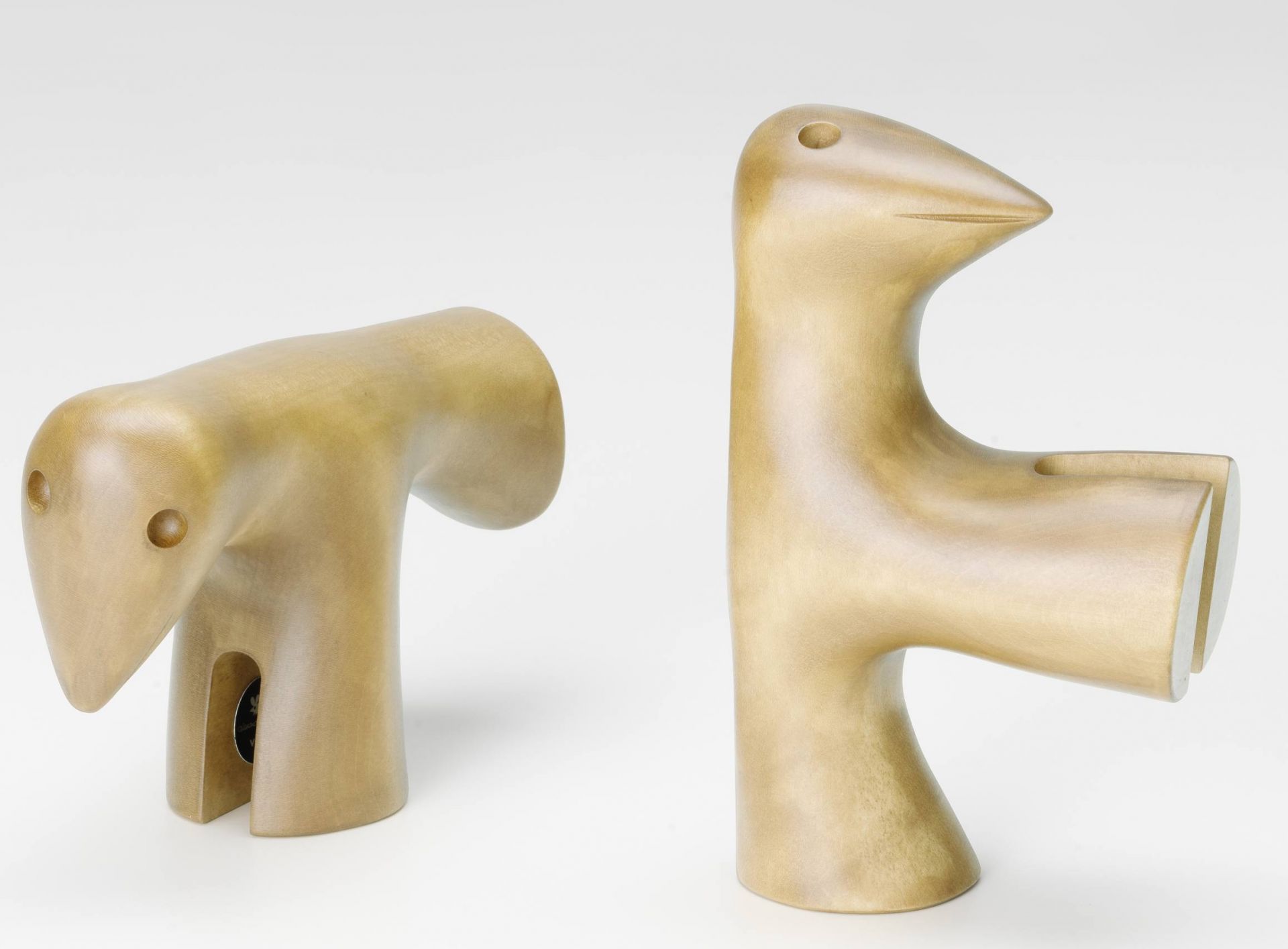 Zwei Girard Bird Skulpturen von Vitra aus hellem Holz, moderne Vogel Deko für Wohnzimmer.