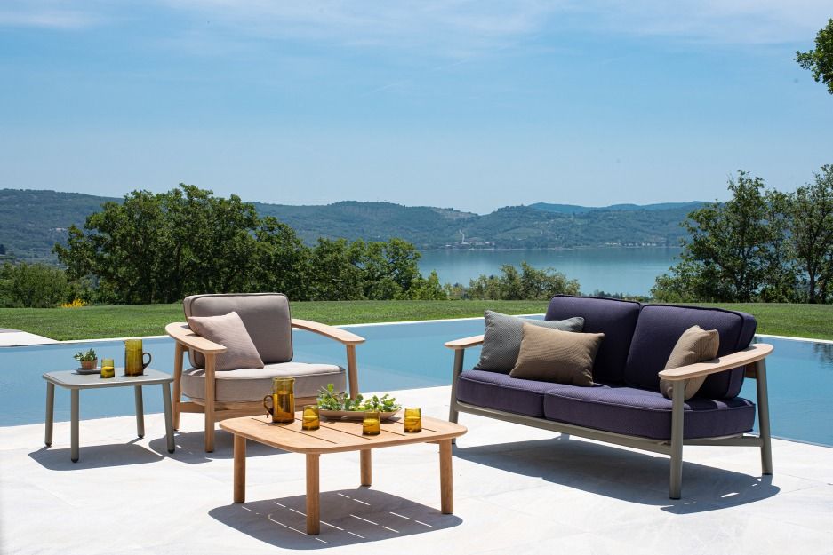 Emu Twins Lounge Chair und Sofa Outdoor Möbel Set mit Pool und Seeblick.
