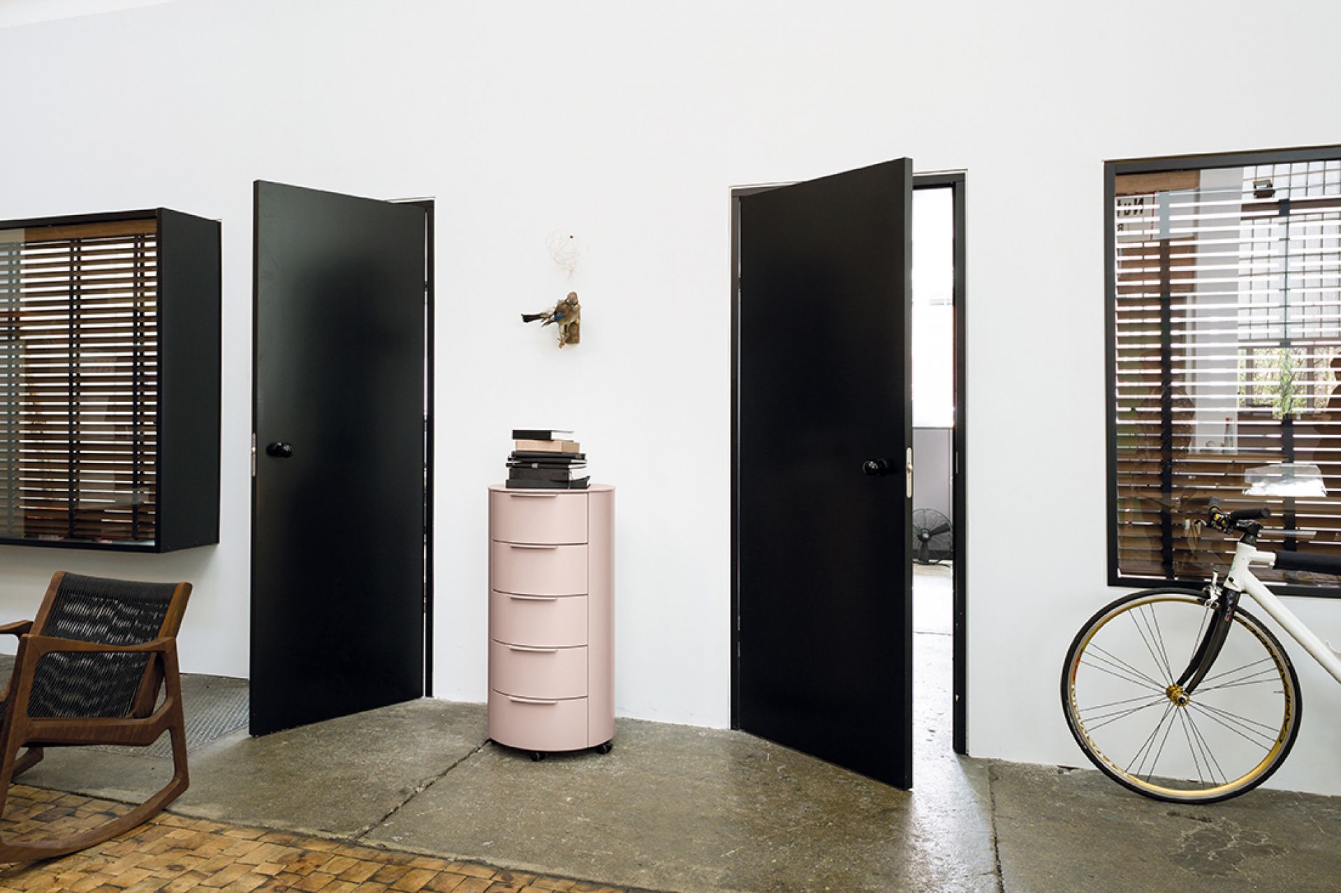 Rosa Conga Rundkommode von Schönbuch mit vier Schubladen im modernen Interieur. Praktische Rollkommode für Wohnraum oder Schlafzimmer.