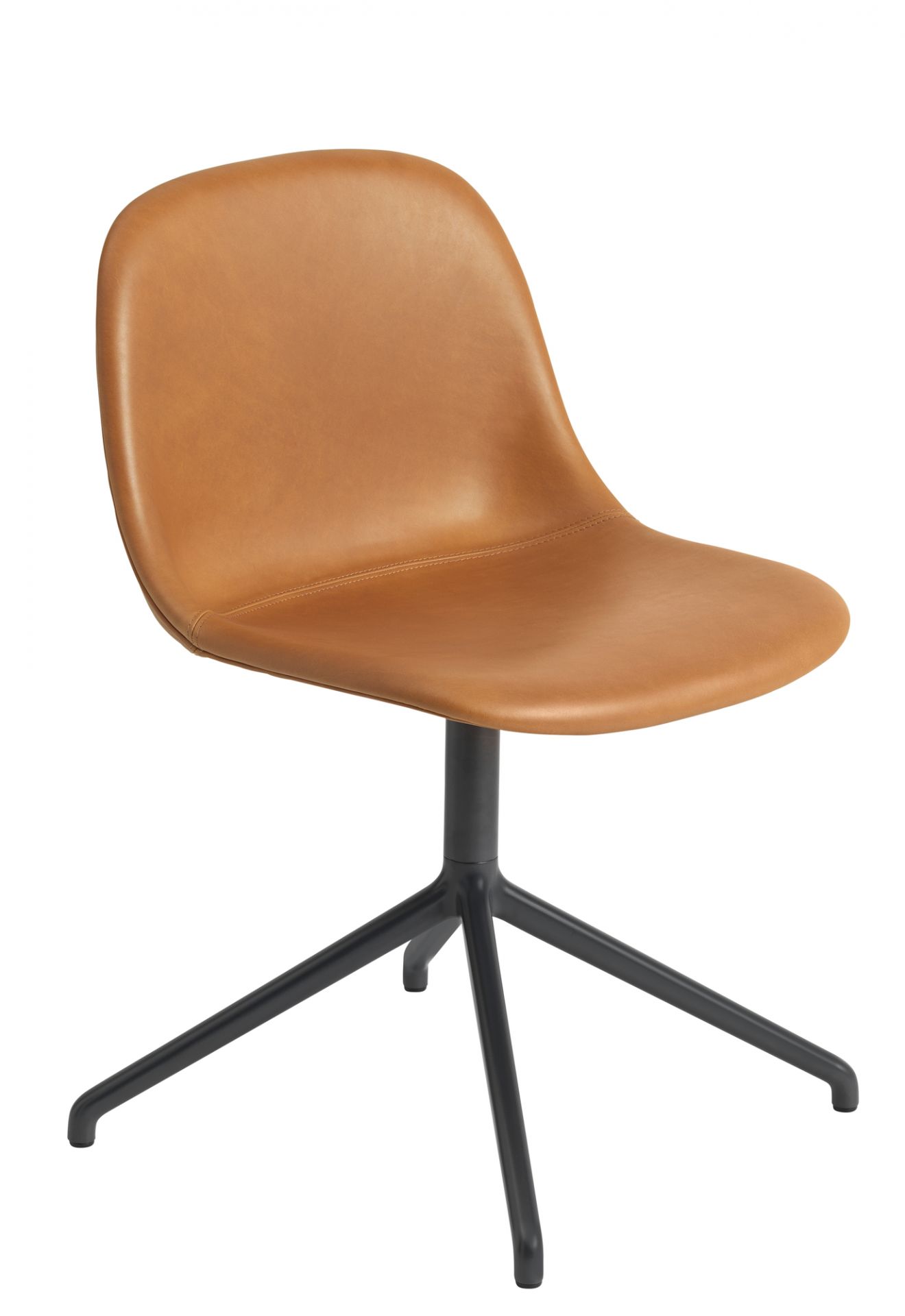 Muuto Fiber Side Chair mit Lederbezug in Cognac und schwarzem Drehfuß für Esszimmer oder Büro.