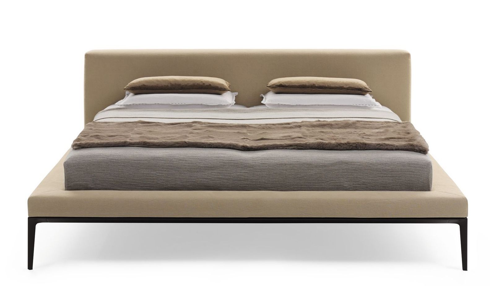 Jaan Bett von Walter Knoll, modernes Doppelbett mit beigem Stoffbezug und dunklen Füßen.