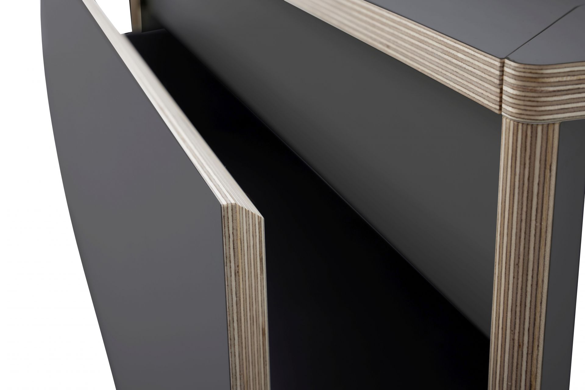 Detailaufnahme vom Spaze Bett von Müller Möbelwerkstätten, graues modernes Design mit offenem Stauraum und Holzdetails.