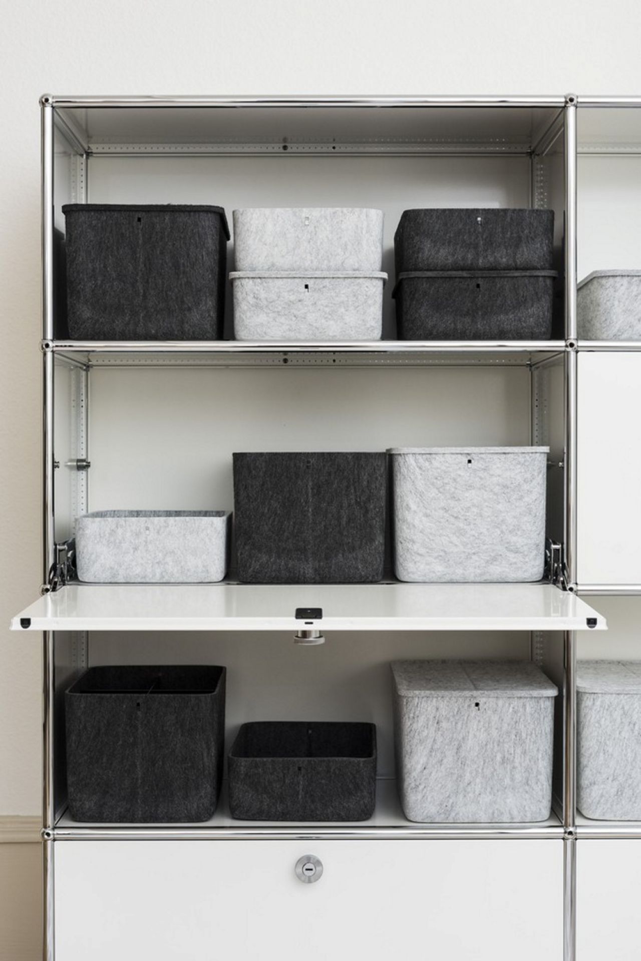 USM Haller Inos Boxen in Grau und Anthrazit im Regalsystem, praktische Aufbewahrungslösung für Büro und Zuhause.