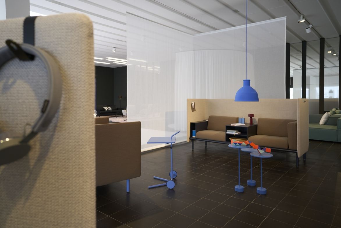 Helles Interieur mit braunem Cor Sofa, blauen Beistelltischen und blauer Lampe. Modernes 3-Sitzer Sofa Design.