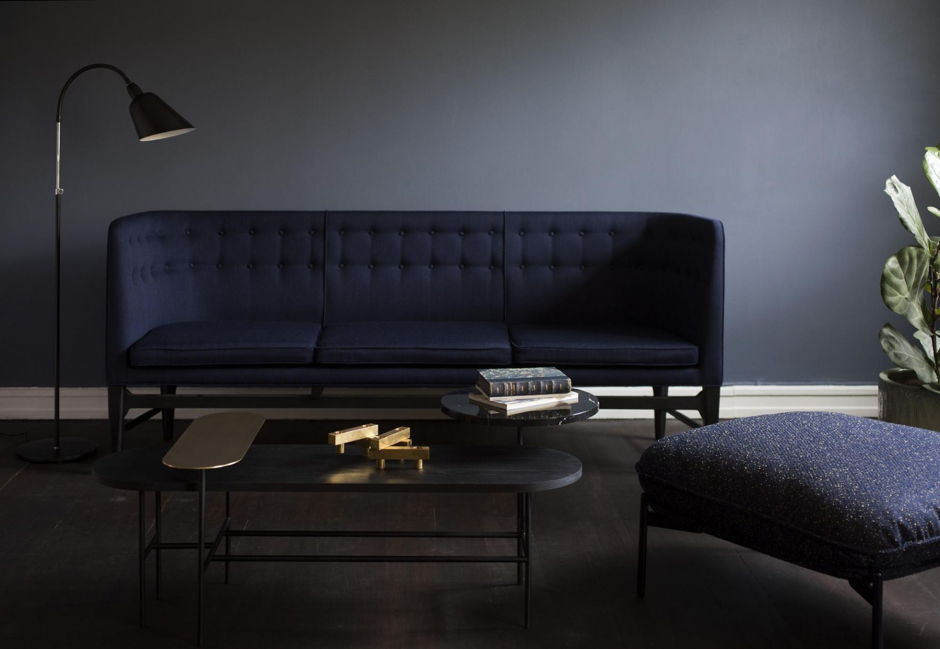 AndTradition Palette Table JH7 Couchtisch im Wohnzimmer mit Sofa, Stehlampe und Dekoration.