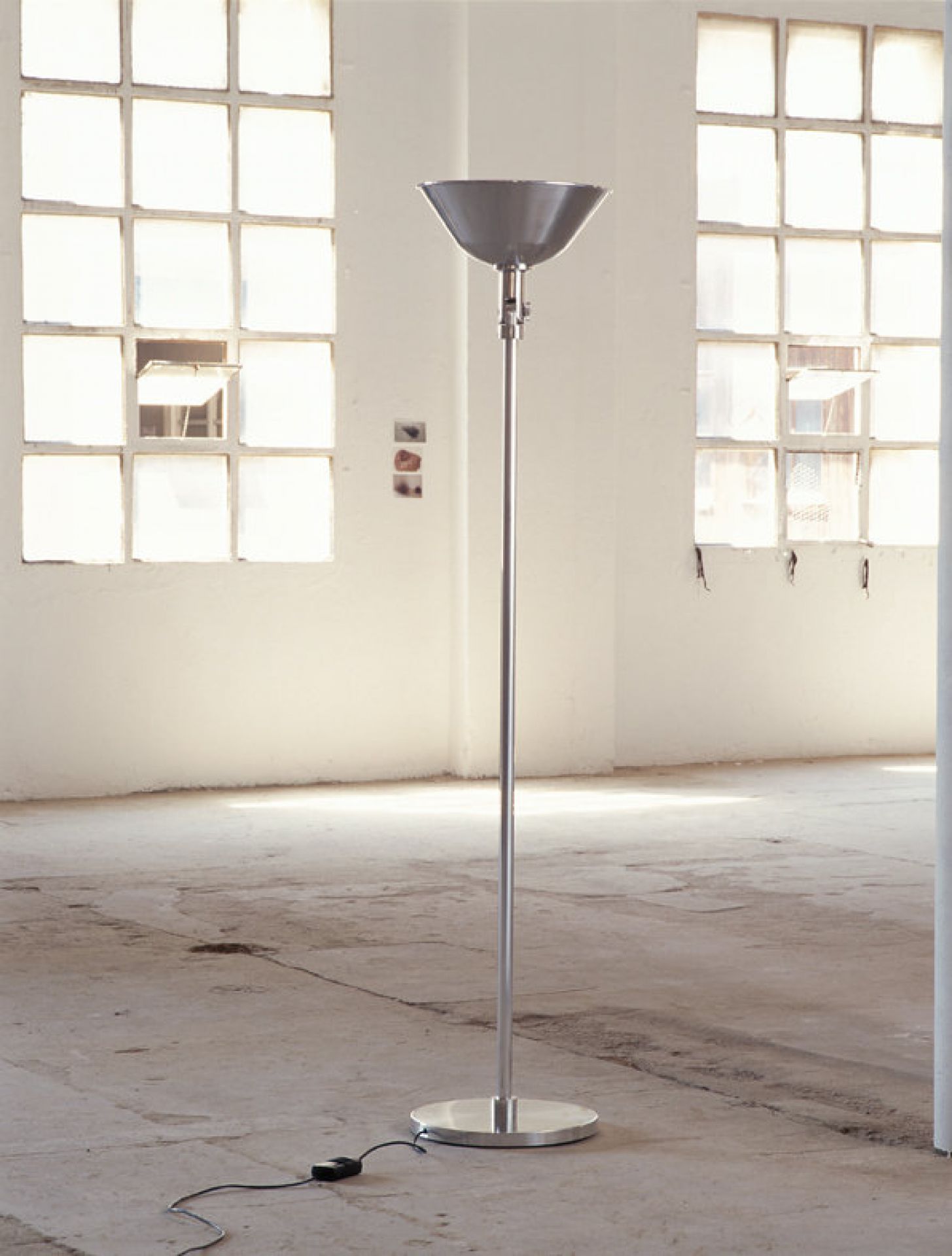 GATCPAC Stehleuchte von Santa & Cole: Moderne Lampe aus Metall, ideal für Wohnräume.