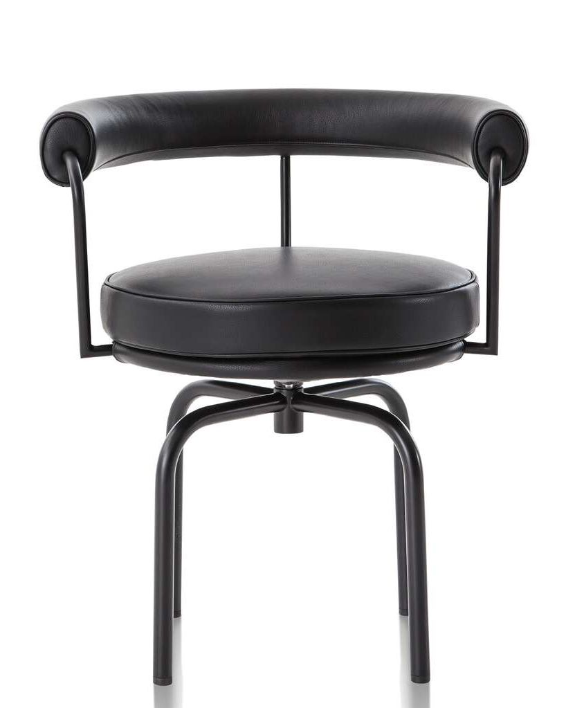 Schwarzer 7 Fauteuil Tournant Drehsessel von Cassina mit Lederbezug und Metallgestell, Frontansicht.