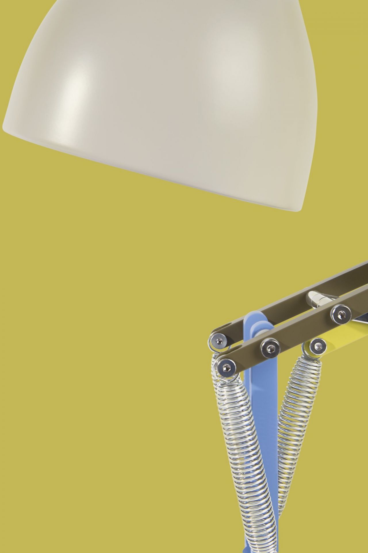 Detailaufnahme der Anglepoise Type 75 Paul Smith Edition Tischleuchte, die das einzigartige Design und die hochwertige Verarbeitung zeigt.