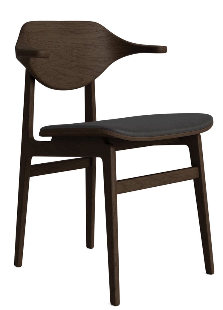 Bufala Dining Chair von NORR11, moderner Holzstuhl mit Armlehnen und schwarzem Sitzpolster.