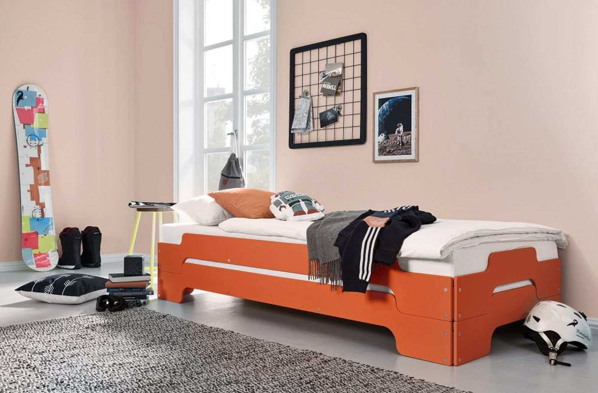 Orangefarbene Stapelliege Komfort von Müller Möbelwerkstätten mit Bettwäsche und Deko im modernen Jugendzimmer.
