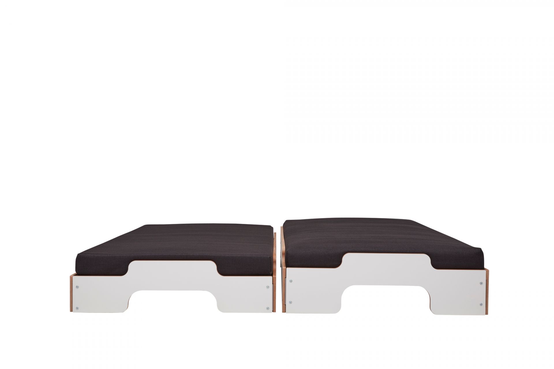 Weiße Stapelliege von Müller Möbelwerkstätten, 200x80 cm, mit grauer Matratze, ideal für Kinderzimmer.