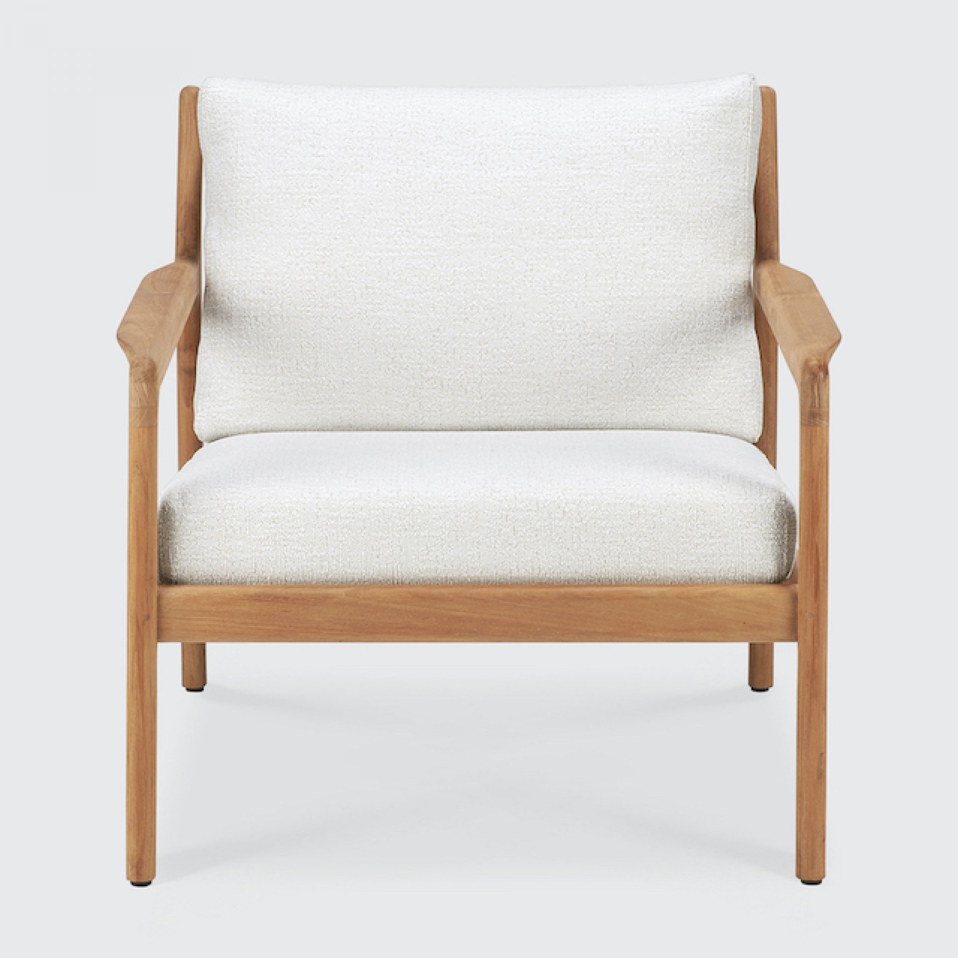 Jack Outdoor Loungesessel aus Teakholz mit weißen Kissen, ideal für Garten und Terrasse.