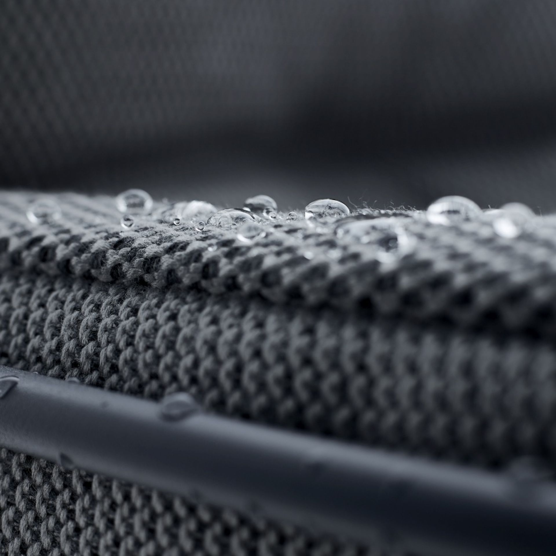 Detailaufnahme des wasserabweisenden Stoffes vom Leyasol Lounge Chair Outdoor Stuhl der Freifrau Manufaktur.