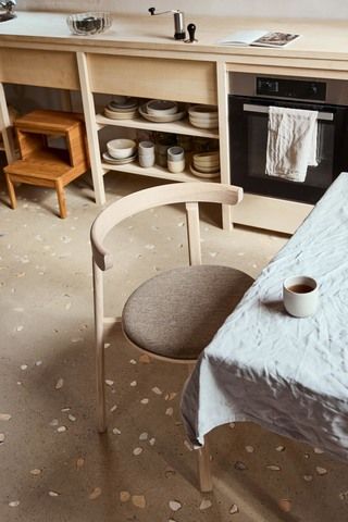 Lunar-stoel in eikenhout met zitkussen van Form & Refine