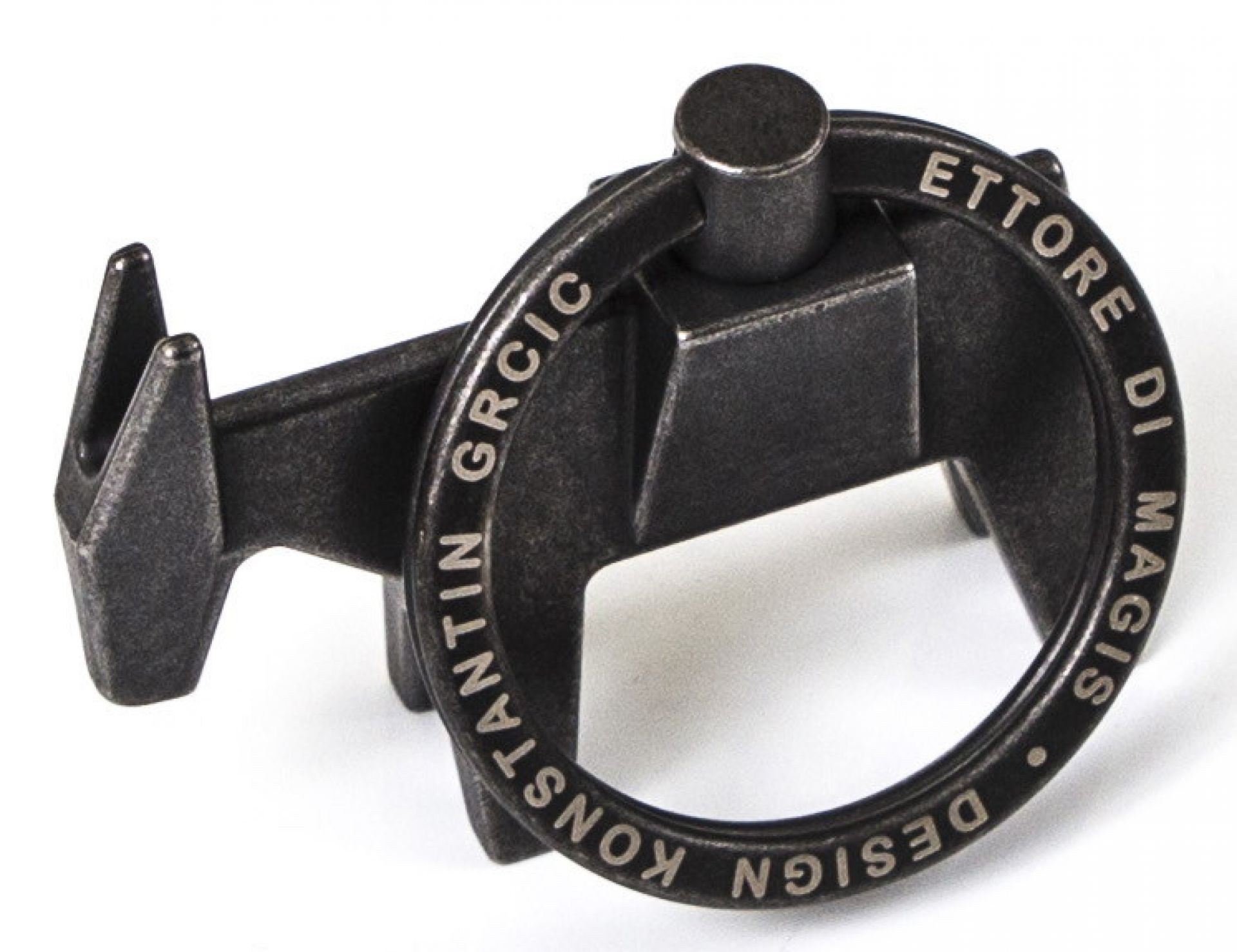 Ettore Schlüsselanhänger von Magis, ein einzigartiges Designobjekt aus Metall, Nahaufnahme auf weißem Hintergrund.