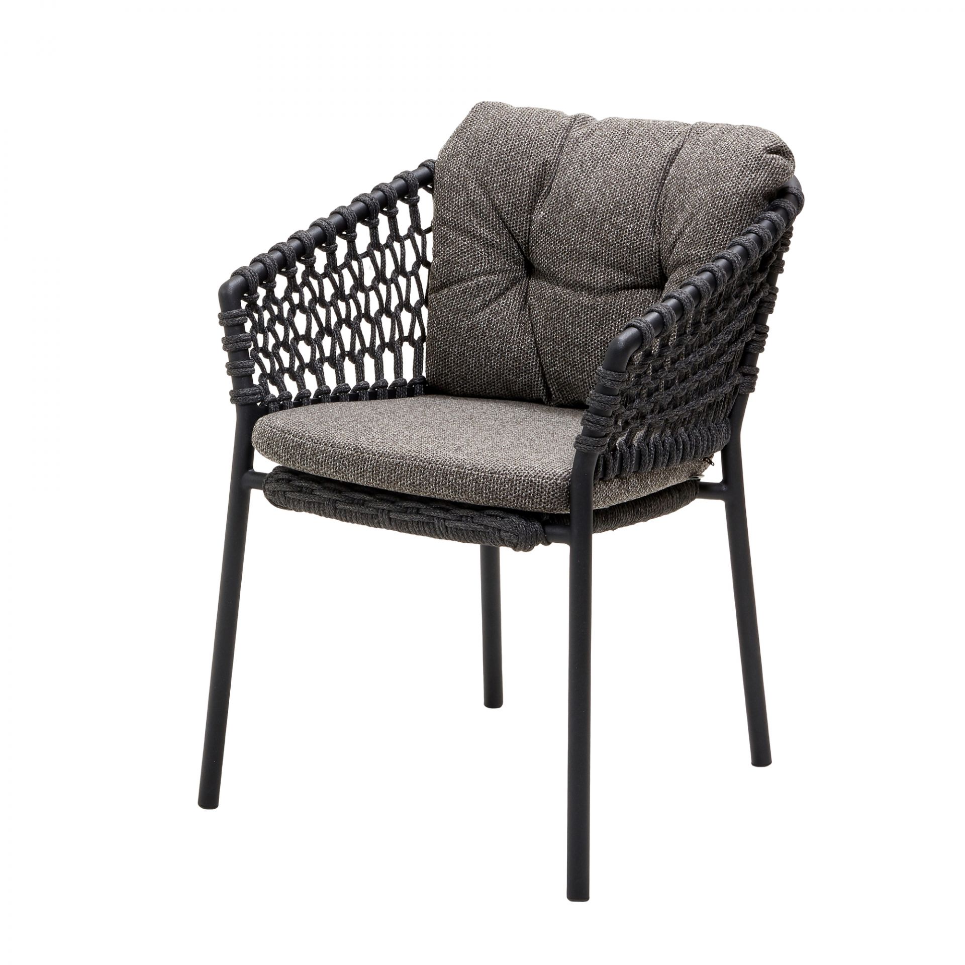Dunkelgrauer Cane-Line Sessel mit Outdoor Kissen, geflochtenen Armlehnen und schwarzen Beinen.