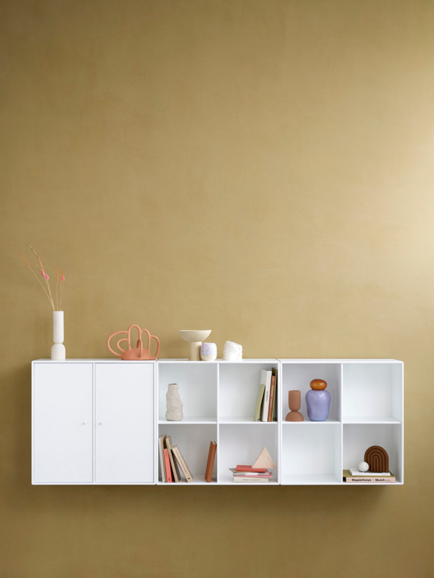 Weißer Hängeschrank von Montana, Kombination mit Fächern und Türen, moderne Wandregale für Wohnzimmer.