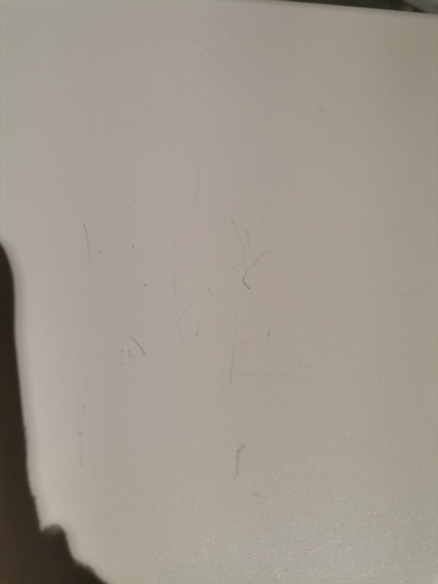 Detailaufnahme von Kratzern auf einem Bellevie Stuhl in Muskat, ein Outdoor-Möbel Mängelexemplar von Fermob.