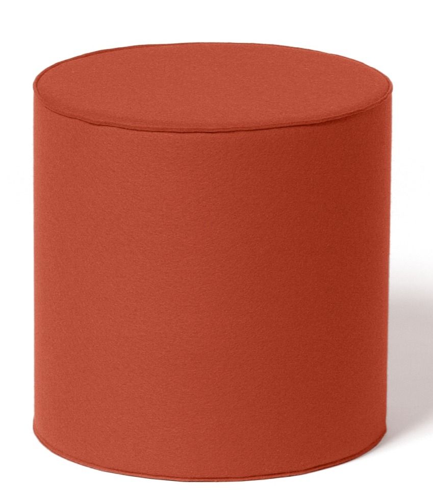 Runder, orangefarbener Sitzhocker aus Filz, ideal als Fußhocker oder Beistelltisch für moderne Wohnräume.