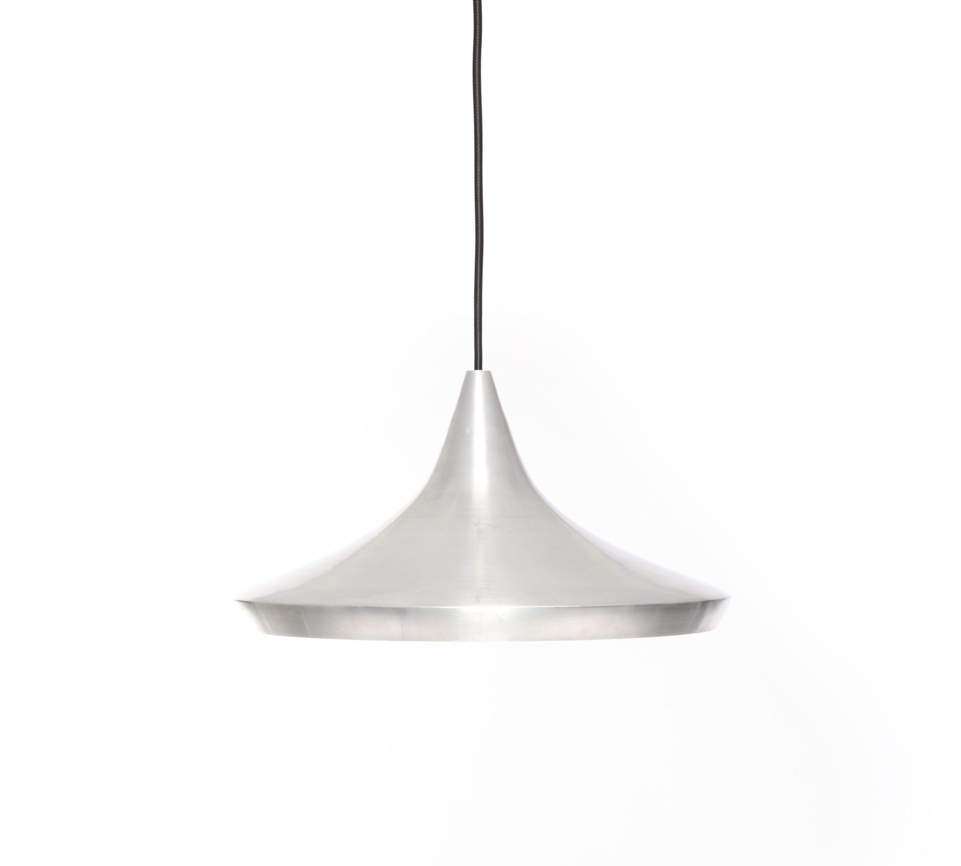 Unbeaten Pendelleuchte von Tom Dixon, silberne Hängelampe aus Metall mit schwarzem Kabel vor weißem Hintergrund.