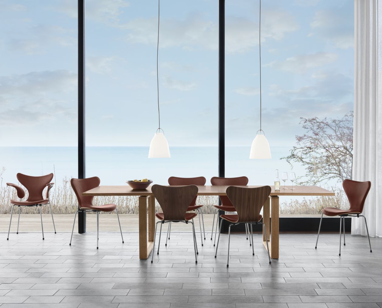 Esszimmer mit Siebener Stühlen von Fritz Hansen, Jubiläumsmodell in braunem Leder und Holz.