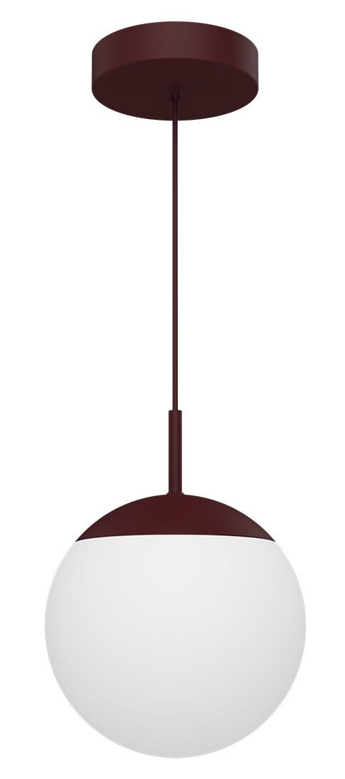 Nahaufnahme der modernen Mooon Pendelleuchte von Fermob, bordeauxrot mit weißem Opalglas-Diffusor.