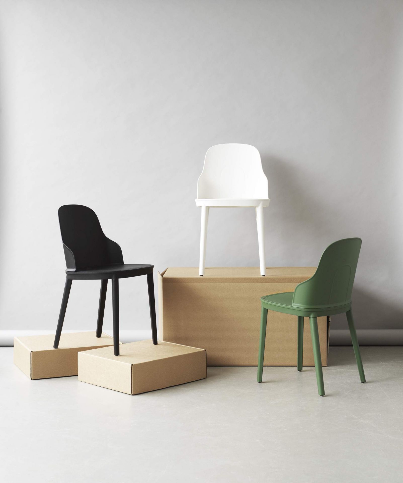 Allez Chair von Normann Copenhagen in Schwarz, Weiß und Grün auf Kartons.