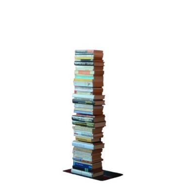 Booksbaum Regal: Freistehendes Bücherregal aus gestapelten Büchern, modernes Design für Wohnzimmer und Büro.