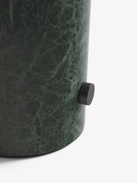 Detailaufnahme der grünen Marmor-Tischleuchte Mist AP17 von AndTradition mit schwarzem Dimmer.