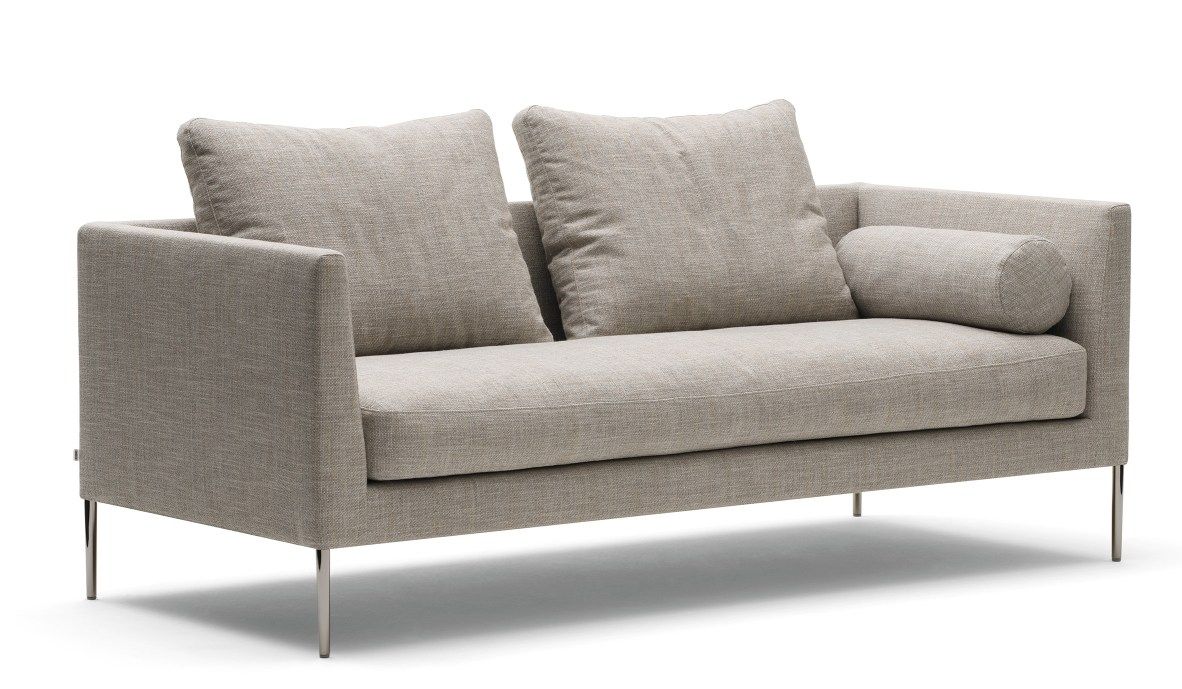 Helles Pilotis Sofa von Cor ohne Rückenkissen mit zwei Kissen und einer Nackenrolle.