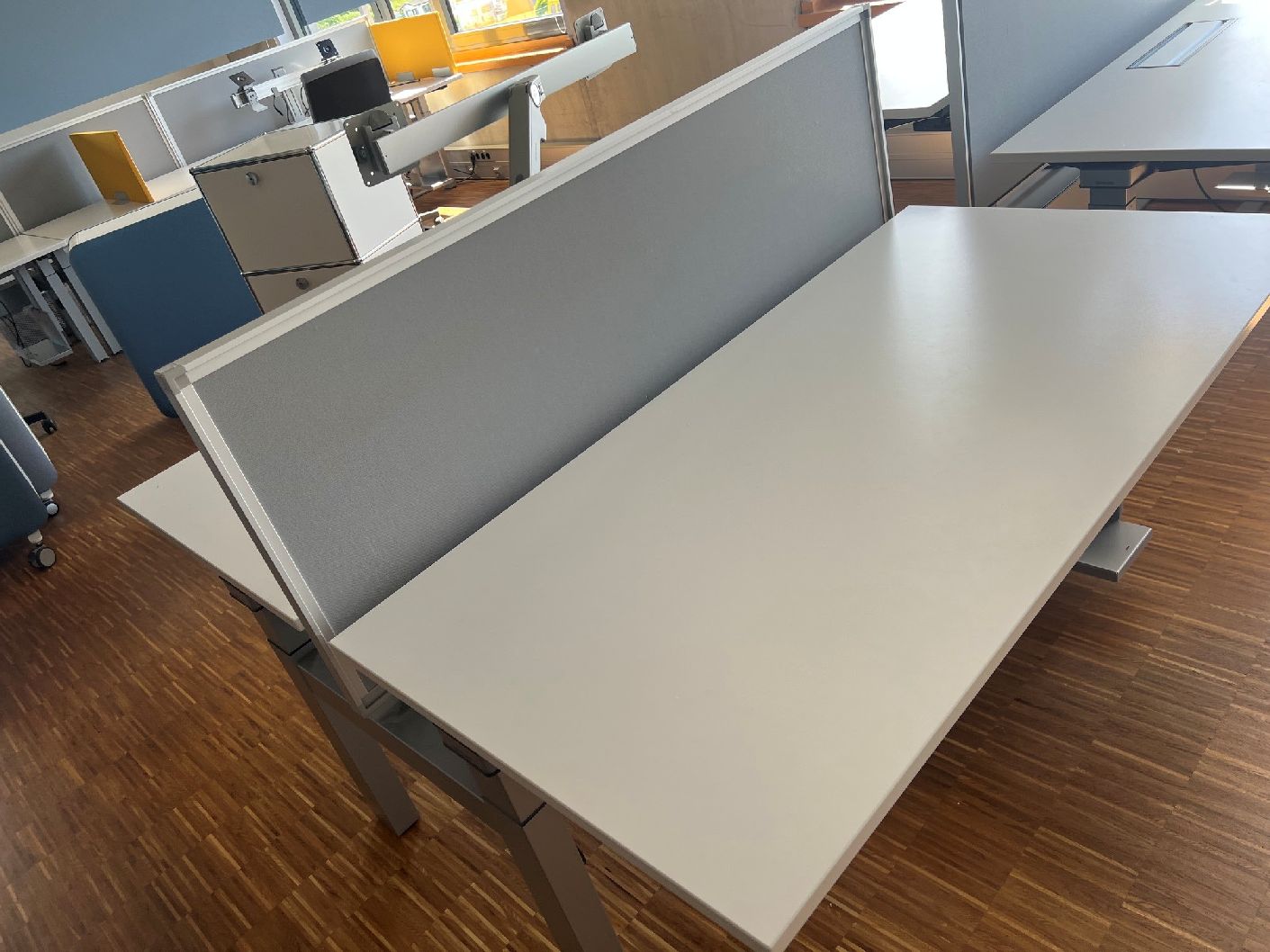 Steelcase dubbel werkstation, tentoonstellings-/tweedehands meubilair 