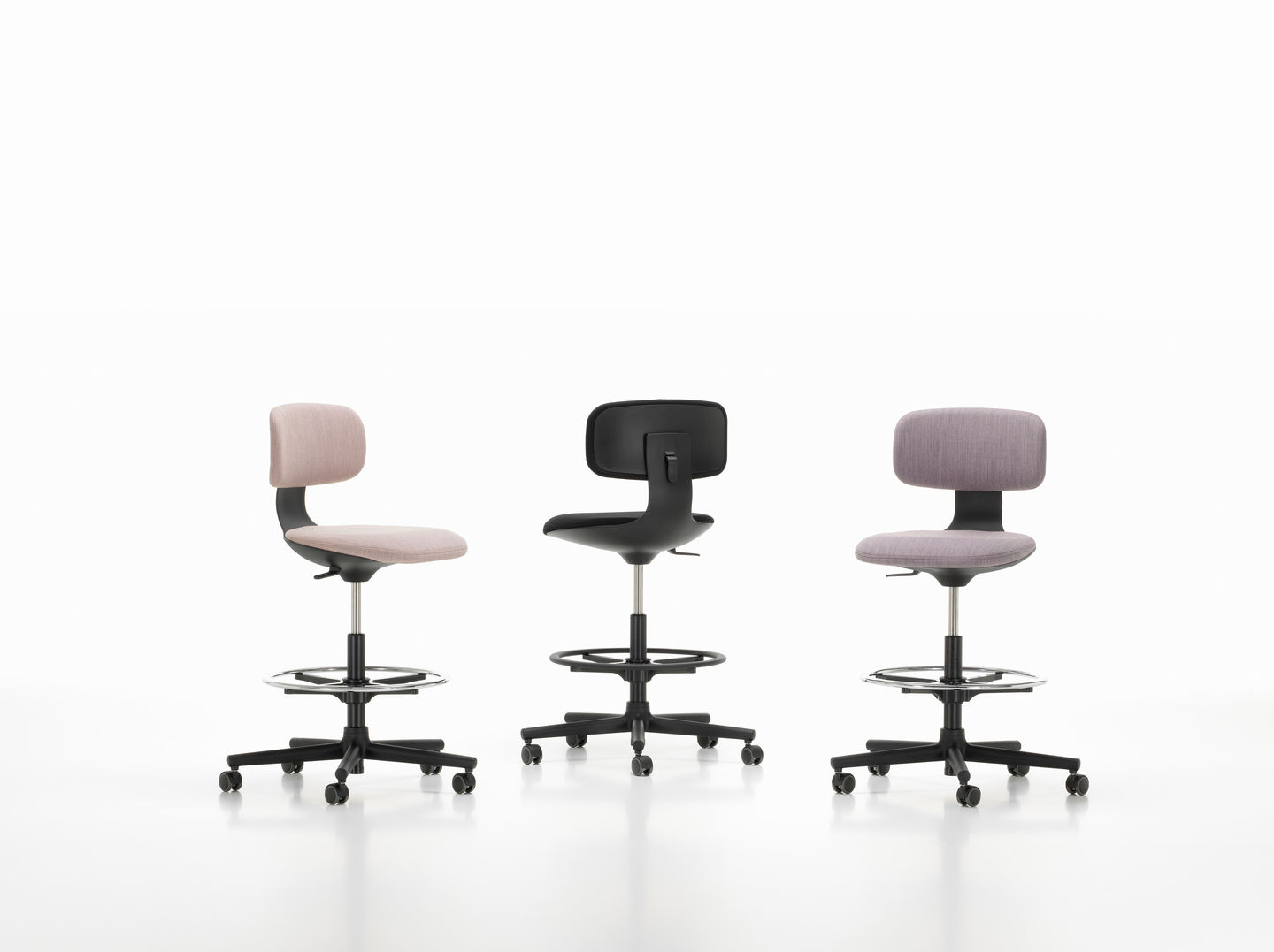 Drei Vitra Rookie High Bürodrehstühle in Rosa, Schwarz und Lila mit Fußstütze und Rollen.