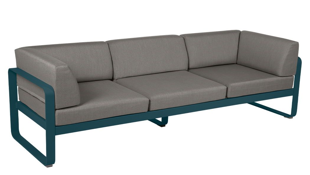 Fermob Bellevie 3-Sitzer Outdoor Sofa in Grau mit blauem Aluminiumrahmen für Garten und Terrasse.