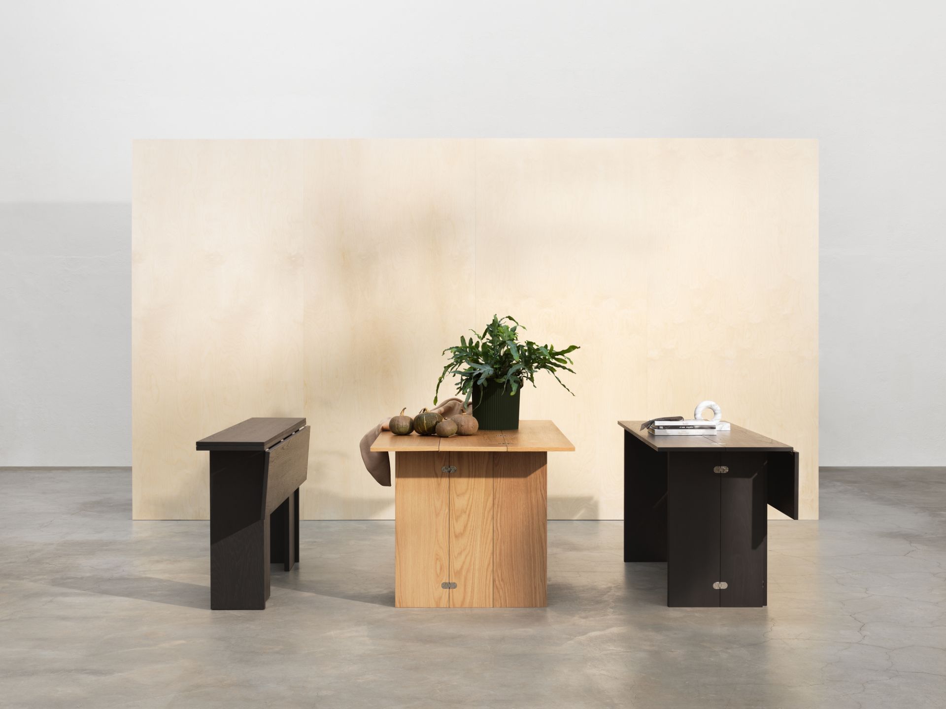 Design House Stockholm Flip Table Klapptisch in Holz und Schwarz, flexibel und platzsparend.