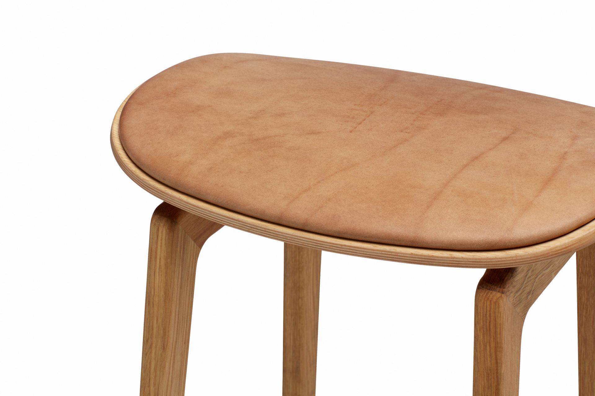Detailaufnahme: NY11 Barhocker mit Eichengestell und camel-farbenem Lederbezug, ideal für moderne Küchen.