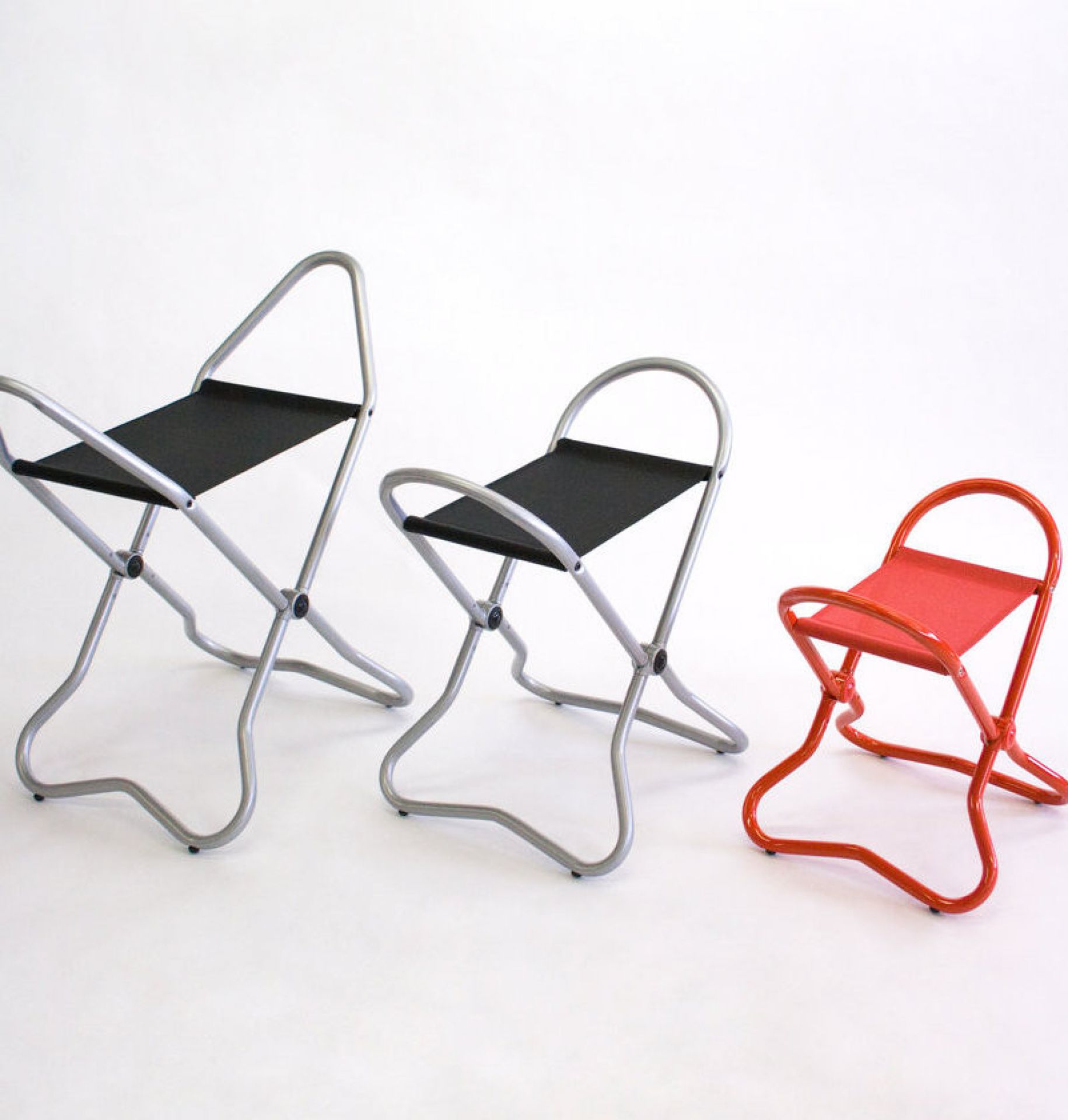 Chicago Klapphocker in Silber und Rot: Leichter, tragbarer Hocker für Camping, Garten und mehr.