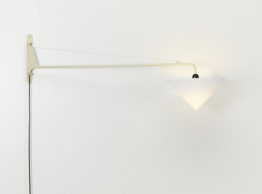 Vitra Potence Wandleuchte mit Abat-Jour Conique Lampenschirm aus weißem Stoff, modernes Design für Wohnzimmer.