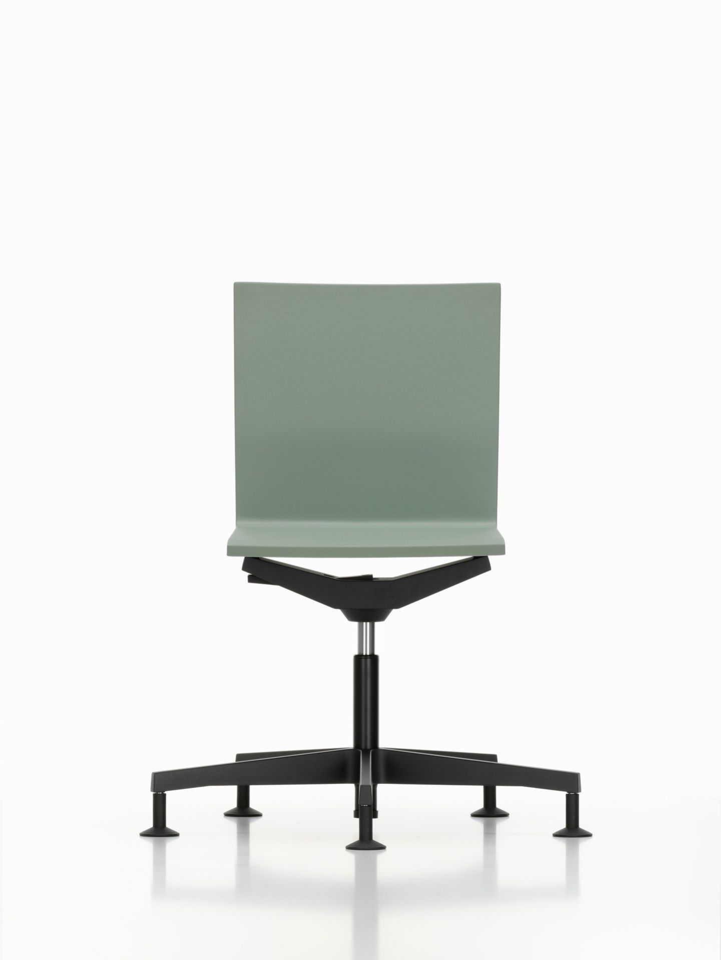 Vitra .04 Bürostuhl in Grün, ohne Armlehnen, mit schwarzem Fußkreuz. Ergonomischer Drehstuhl.