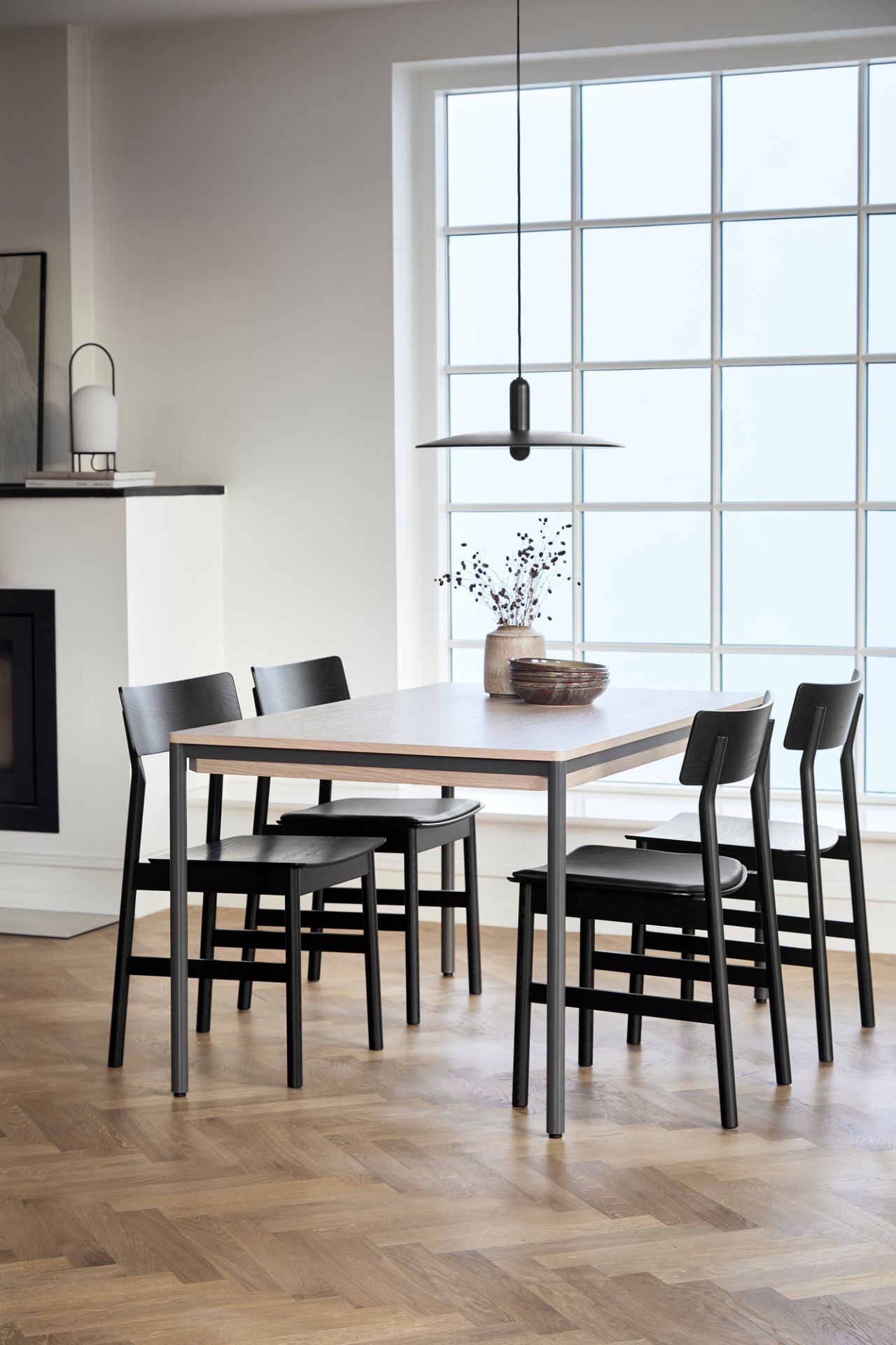 Esstisch mit vier Stühlen und Hängelampe, skandinavisches Design, Woud Möbel, minimalistisch und modern für Esszimmer.