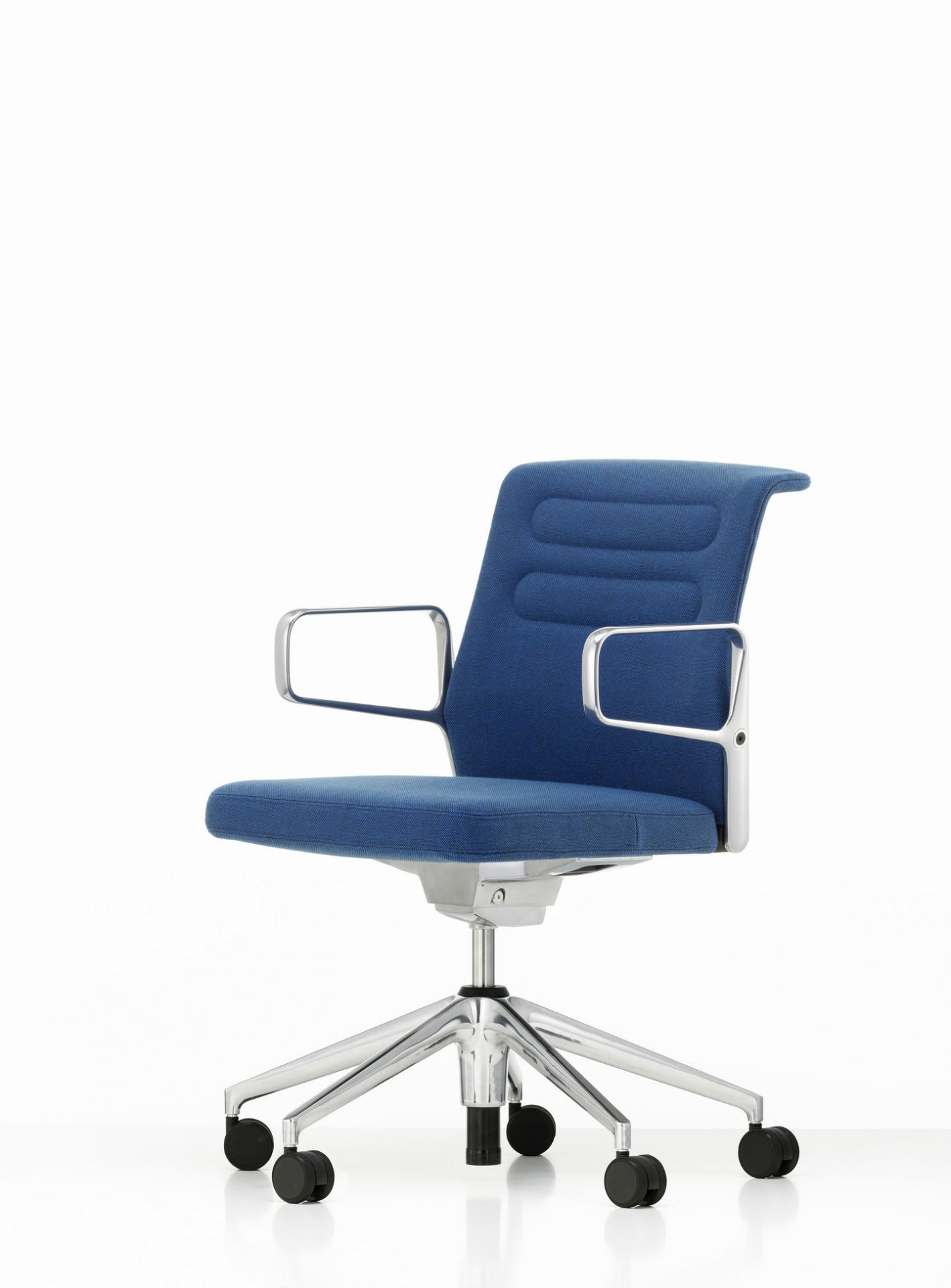 AC5 Studio Bürodrehstuhl von Vitra in blau mit Armlehnen und Chromfußkreuz auf weißem Hintergrund.