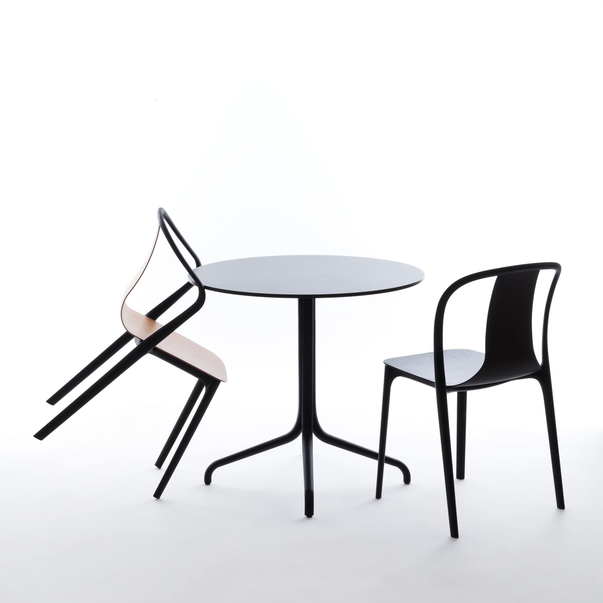 Belleville Chair Plastic Stuhl von Vitra mit Tisch, moderner Esszimmerstuhl aus Kunststoff in Schwarz und Holz.