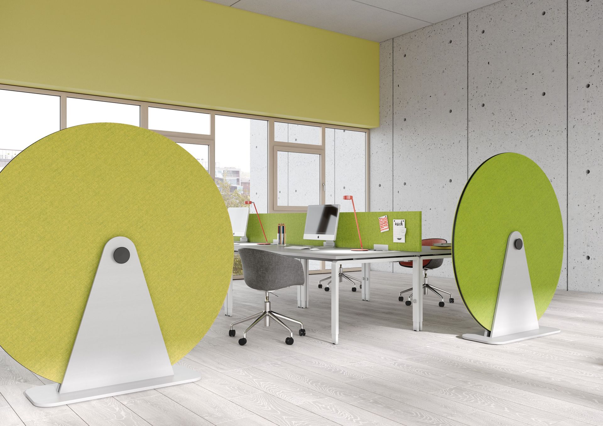 Büro mit Schreibtischen, Bürostühlen und runden, grünen Akustikpaneelen zur Schallreduzierung im modernen Großraumbüro.