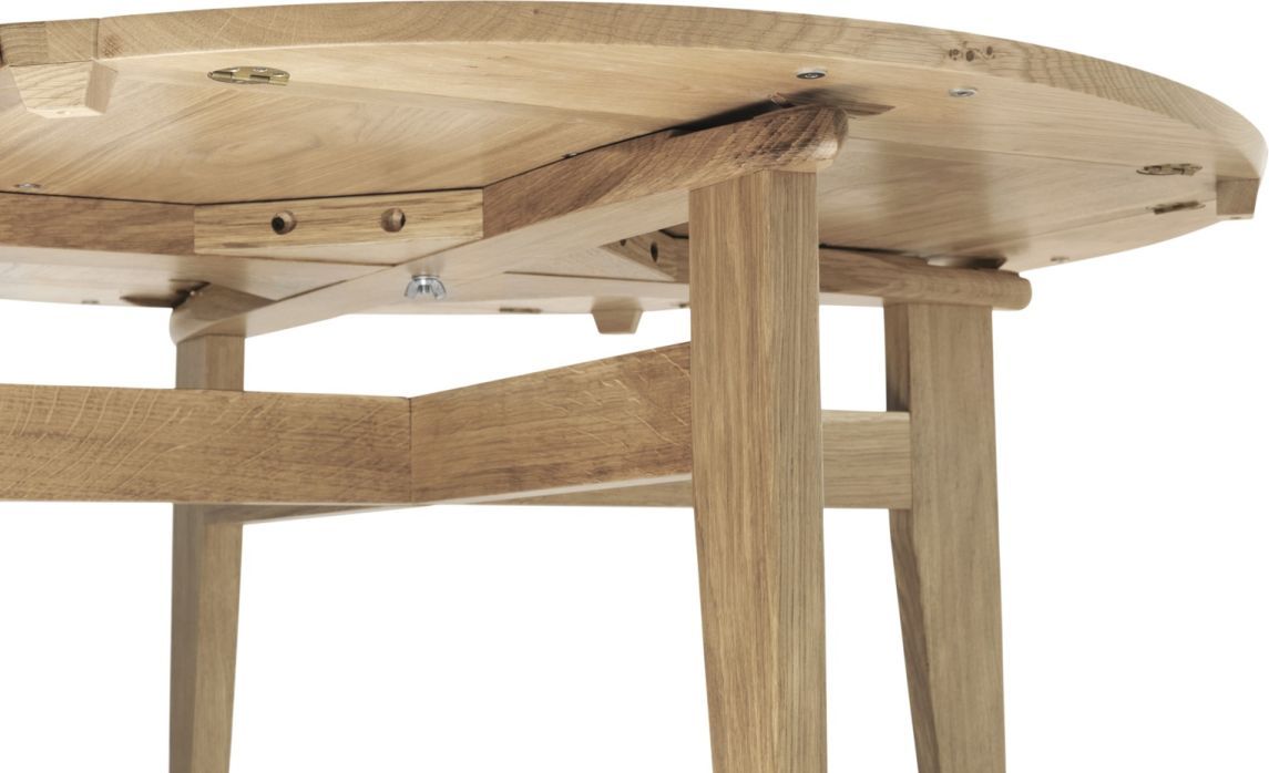 Detailaufnahme des Gubi B-Table Esstischs aus Eichenholz, der Ausziehmechanismus und die Tischbeine sind sichtbar.