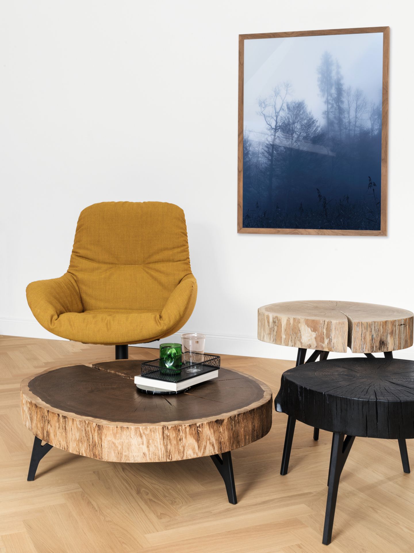 Stomp Beistelltisch H40 roh Janua aus Baumscheibe mit schwarzen Metallbeinen im Wohnzimmer.